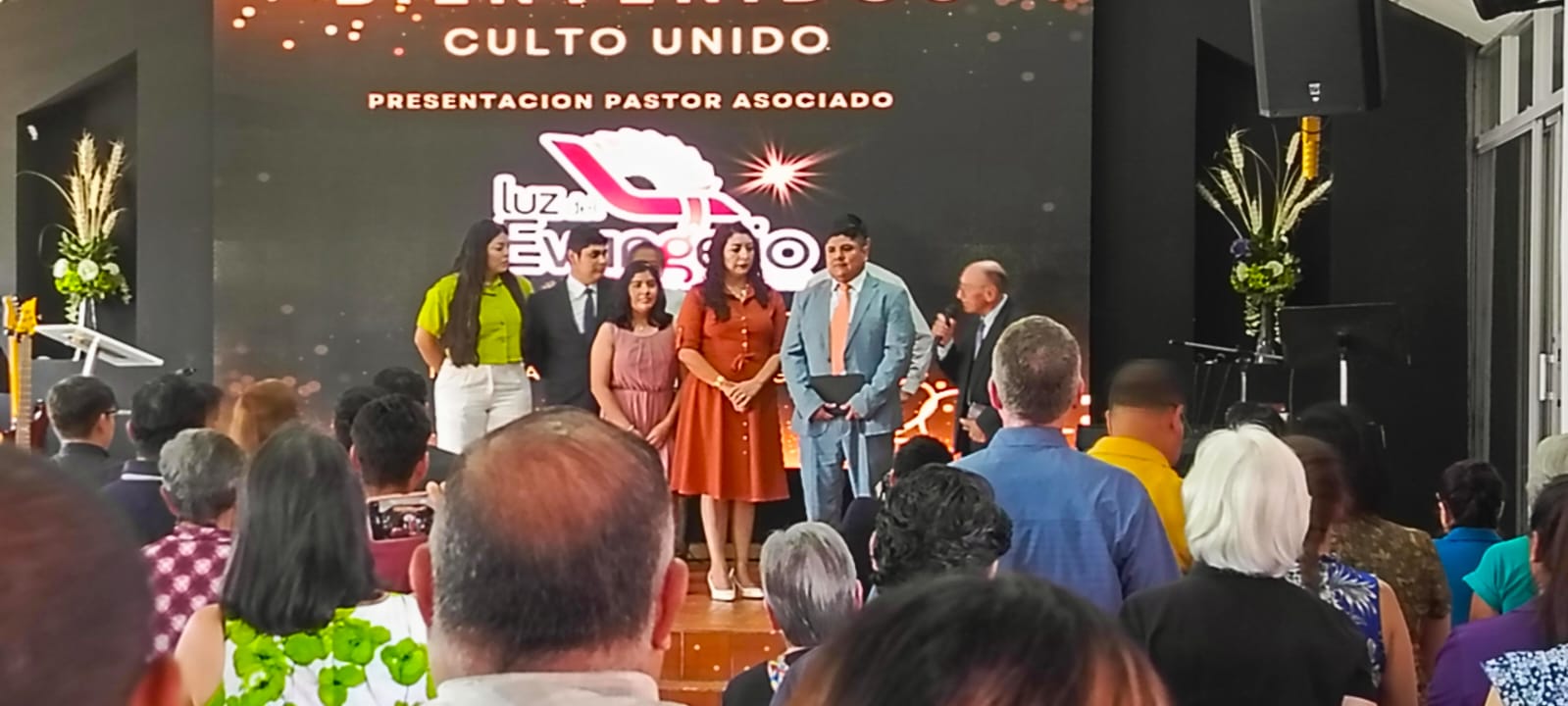 Pastor Fredy Arias y familia, al momento de la presentación